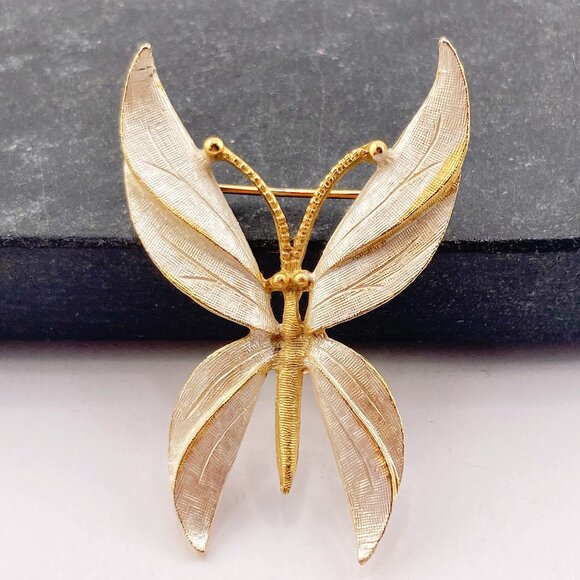 BSK Vintage brushed gold tone metal butterfly brooch ~ 1950s 1960s insect pin - Picture 1 of 8